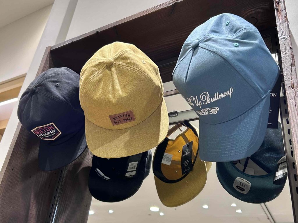 【𝐁𝐑𝐈𝐗𝐓𝐎𝐍】被るだけで、いつものコーデに抜け感と存在感をプラス。